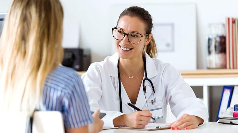doctor explaining diagnosis to her patient